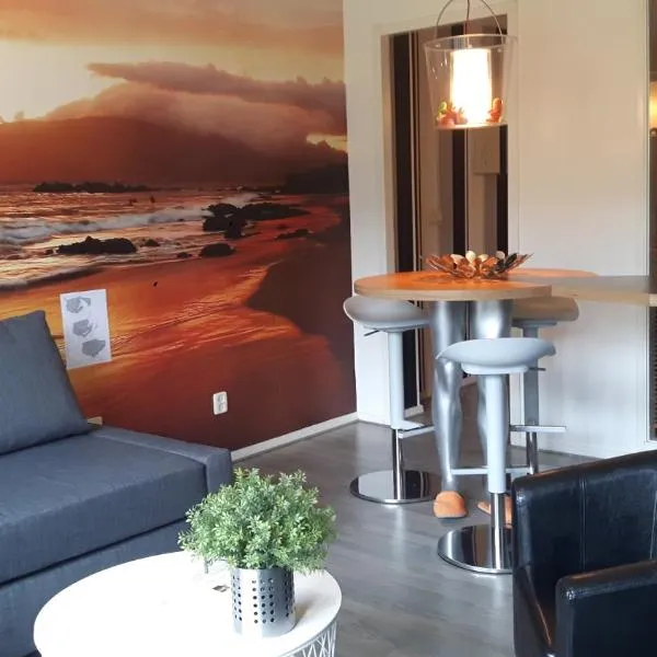 Appartement TIME-OUT, met VERWARMD ZWEMBAD, eigen KEUKEN, ZONNIG TERRAS nabij DORP, DUINEN en STRAND, hotel in Hollum