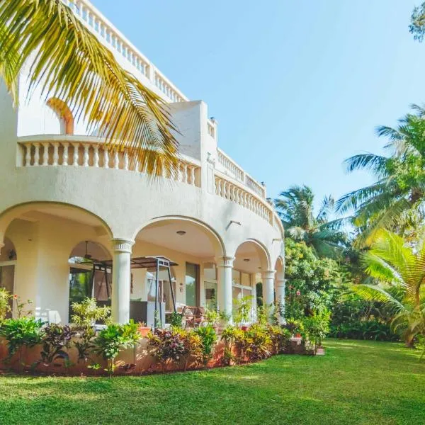 SaffronStays La Casa Maestro, Kashid - spanish-style luxury villa near Kashid Beach, hotel di Chikhalgān