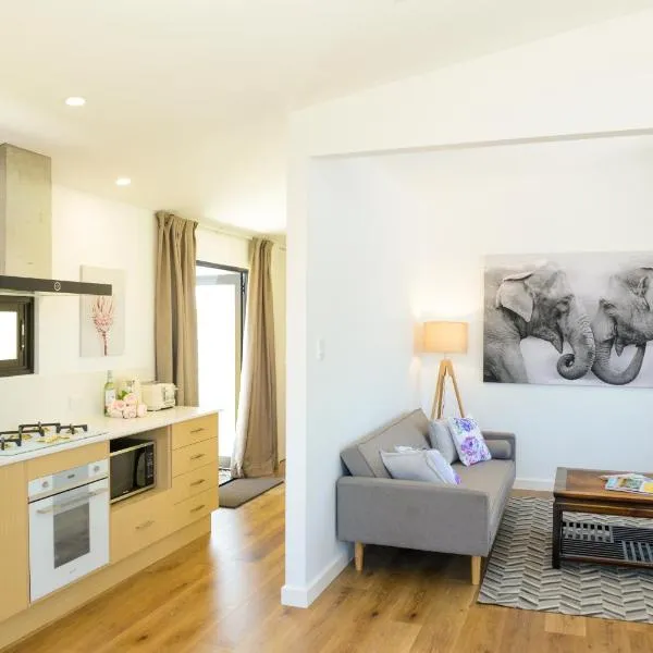 Myrtle Tree Lodge Trunks - stand alone lodge in the Heart of village, hotel in Kangaroo Valley