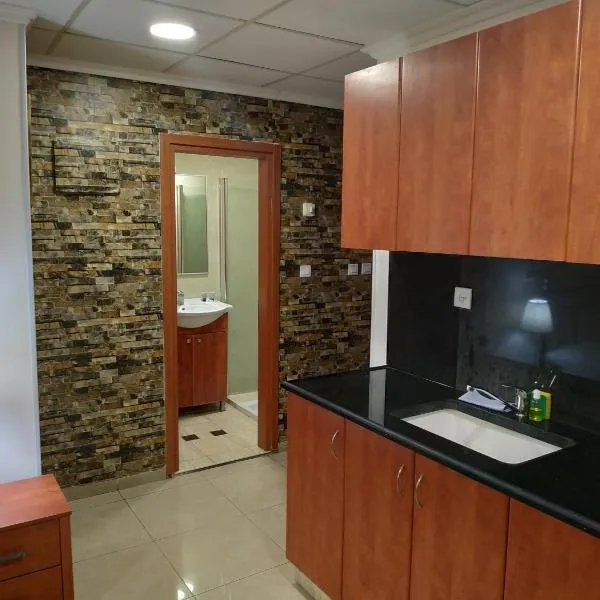 Hotel Rothschild 37, hotel di Bat Yam