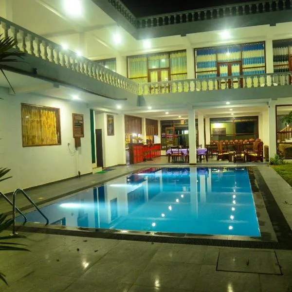 Hotel Nadee, ξενοδοχείο σε Aluthgama