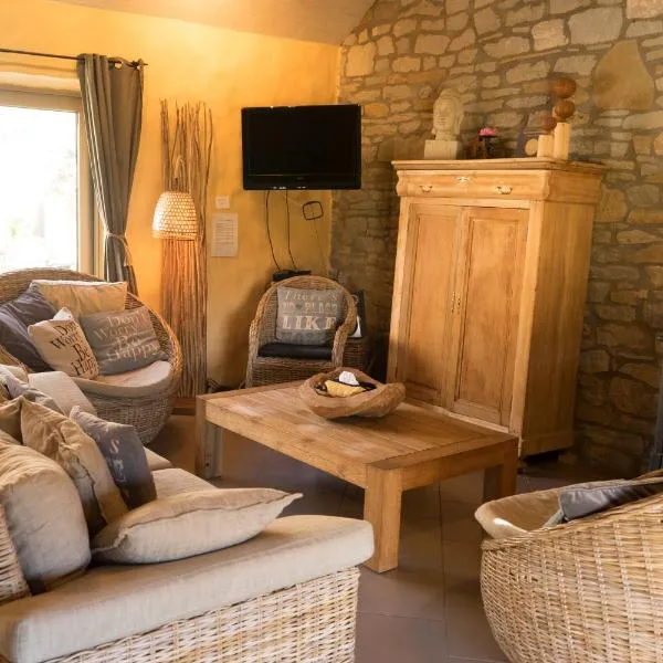 Gîte de Corbion une envie d'Ailleurs 6personnes et le Pt Bonheur 2 personnes, hotel v mestu Leignon