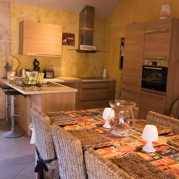 Gîte de Corbion une envie d'Ailleurs 6personnes et le Pt Bonheur 2 personnes, hotel sa Leignon