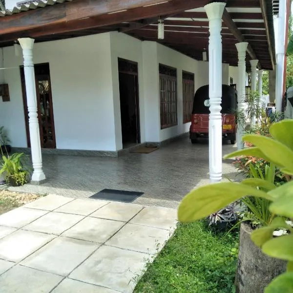 Southern Beach Surf Lodge, hotel ad Ahangama