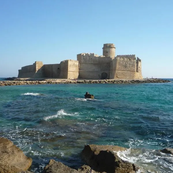Graziosa Casa A 2 passi dalla Spiaggia e dal Castello, hotel a Le Castella