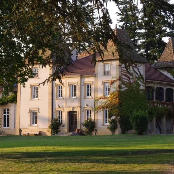 Domaine des Grands Cèdres, hotel a Bully