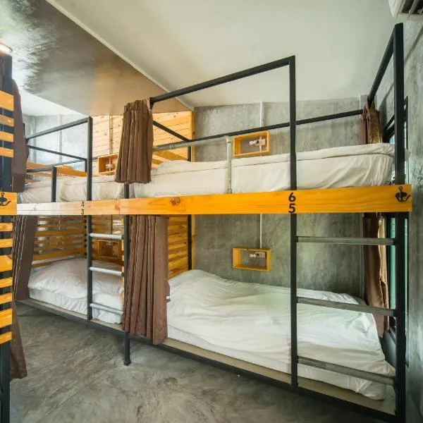 ChillHub Hostel Phuket, hotel v destinaci pláž