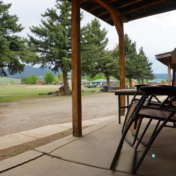 Eagle Nest Fly Shack & Lodge, hotel in Red River