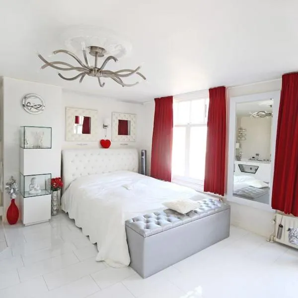 White Luxury Penthouse in City Centre, hotel v destinaci Amsterdam