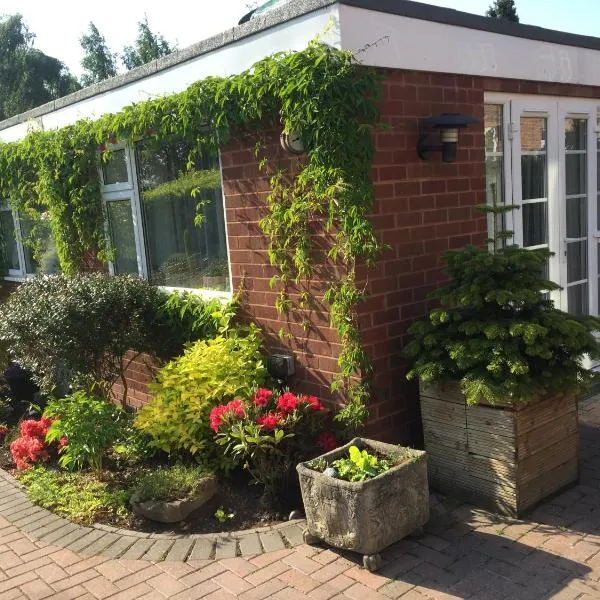 Cannock Chase Guest House Self Catering incl all home amenities & private entrance, hotel in Cannock