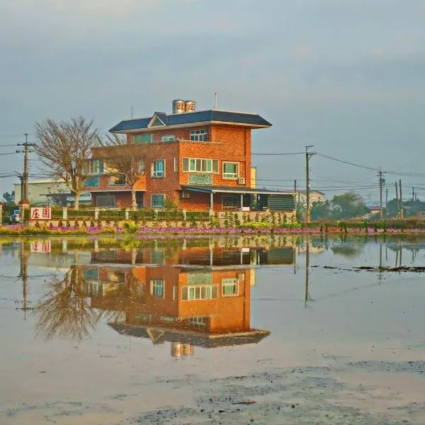 manor, hotel in Houli