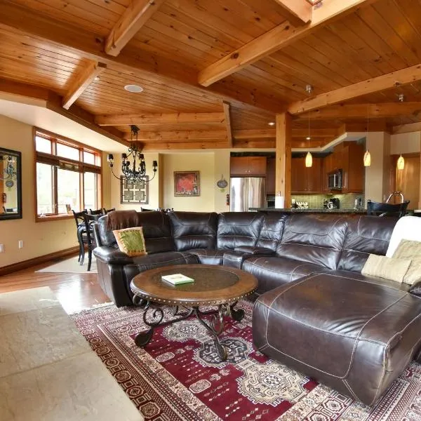 Blue Mountain-Luxurious BlueSki George Chalet, Hot Tub, Pool, Gas Fireplace, hotel u gradu Blu Mauntins