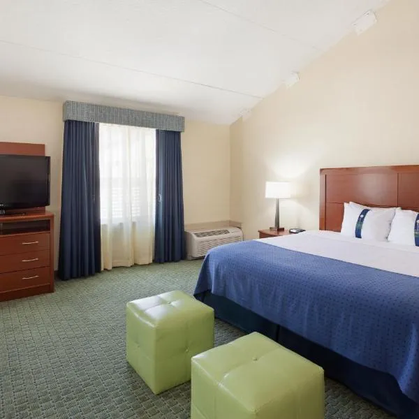 Holiday Inn Cape Cod-Falmouth, an IHG Hotel, хотел в Удс Хоул