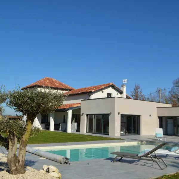 Villa au coeur du Gers avec vue sur les Pyrénées, hotel v destinaci Perchède