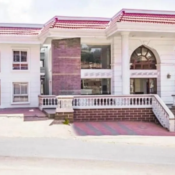 The Majestic Crown, khách sạn ở Aravankādu