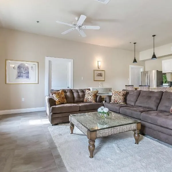 Modern 5BR Condo in NOLA, hotel en Nueva Orleans