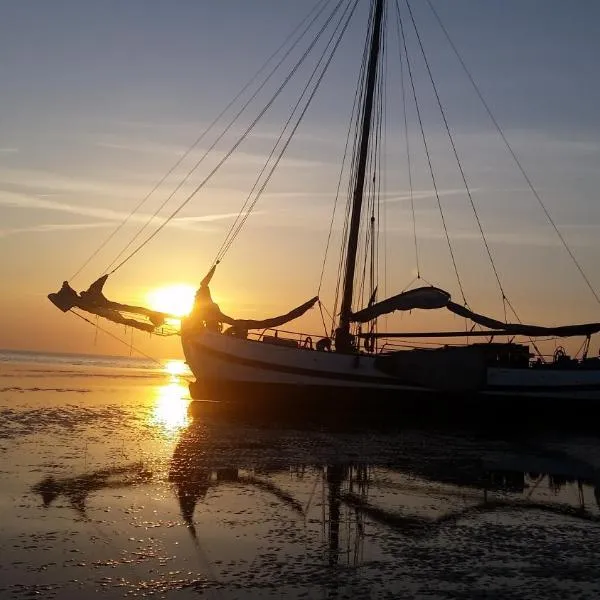 tjalkjacht pelikaan enkhuizen, hotel v destinaci Enkhuizen