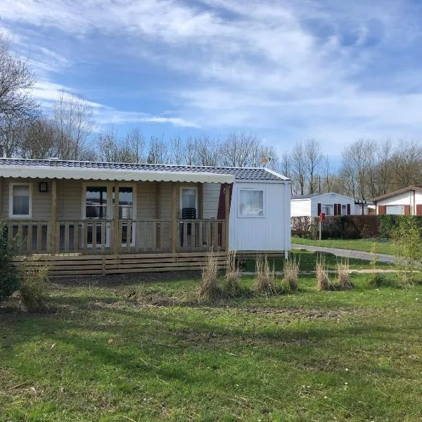 Camping la Haie Penée ****, hotel v destinaci Saint-Quentin-en-Tourmont