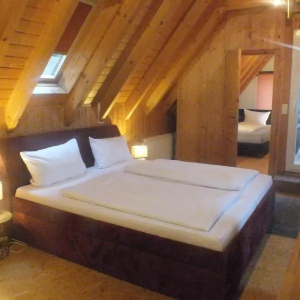 Rheinufer-Lodge in Leverkusen-Hitdorf-mit Blick auf den Rhein - Zentral an der A1 und der 59, hotel v destinaci Leverkusen