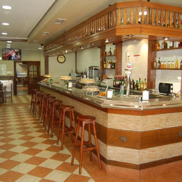 Bar Pensión Restaurante Bidasoa, hotel in Irún