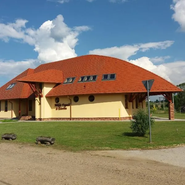 Miklós Fogadó és Étterem, hotel di Istenmezeje