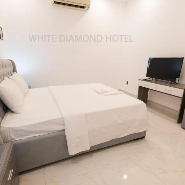 White Diamond Hotel - Airport, hotel v mestu Ðức Hòa