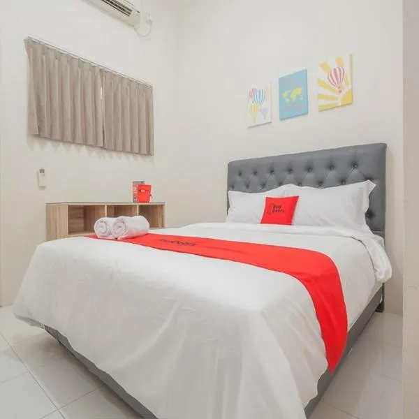 RedDoorz near Ciputra Golf Surabaya, hotel v destinaci Surabaja