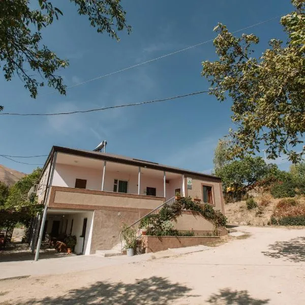 Noravank B&B, hotel in Chʼiva