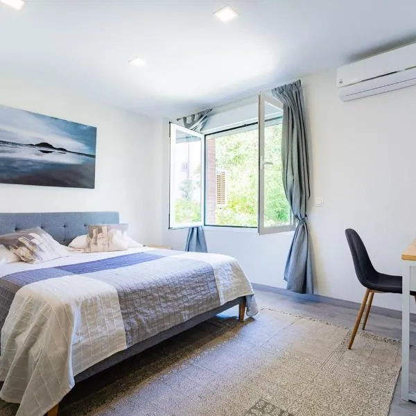 Exclusive quietness in the heart of Madrid with Public Parking, Breakfast, 2 bathrooms、マドリードのホテル