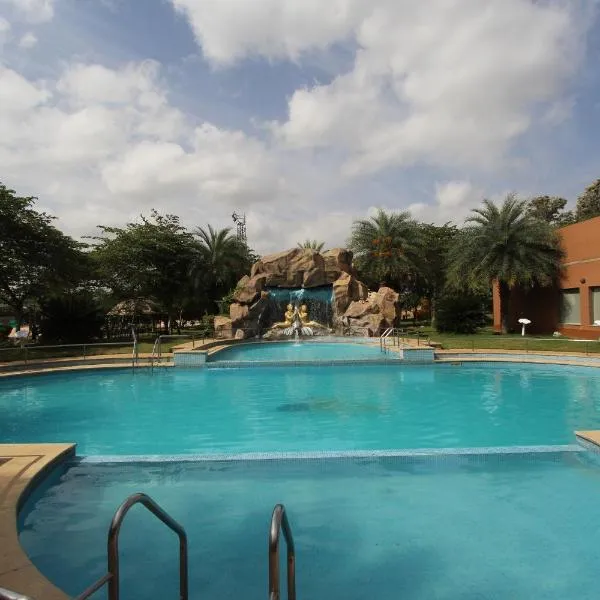 Golden Amoon Resort, hotel v destinaci Narasapura