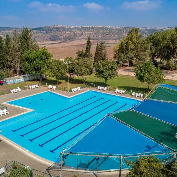 Holiday Village Kibbutz Mizra, hotel en Naẕerat ‘Illit