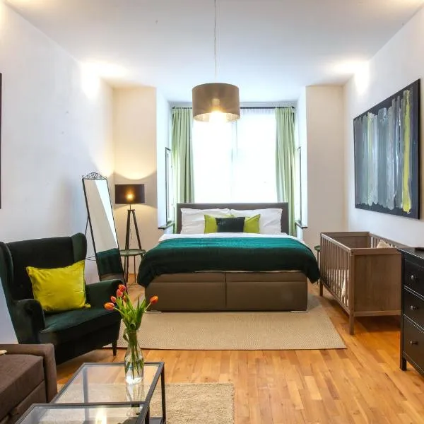 Modern family apt. with Central Square entrance, hotel di Hradec Kralove