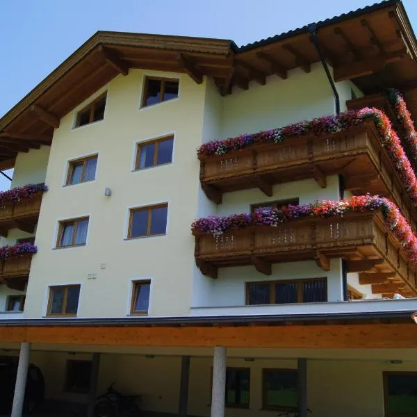 Apparthotel Stoanerhof, Hotel in Uderns