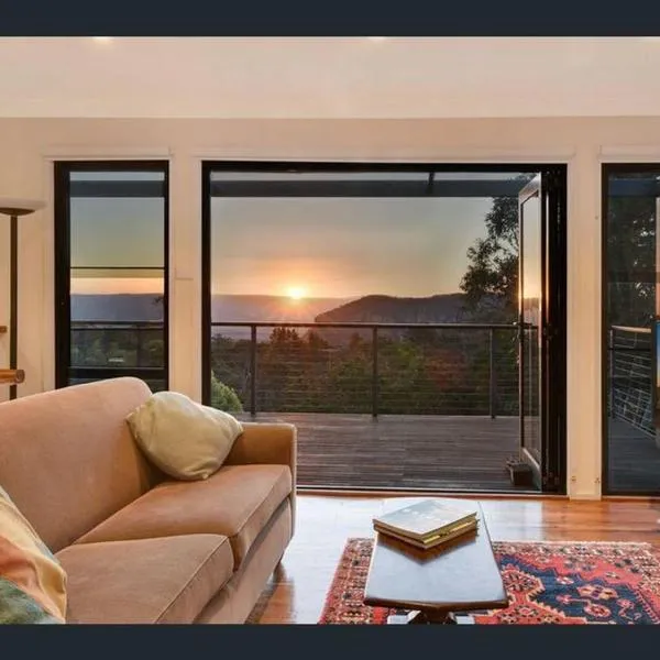 Narrow Neck Views - Peaceful 4 Bedroom Home with Stunning Views!, hotel in Katoomba