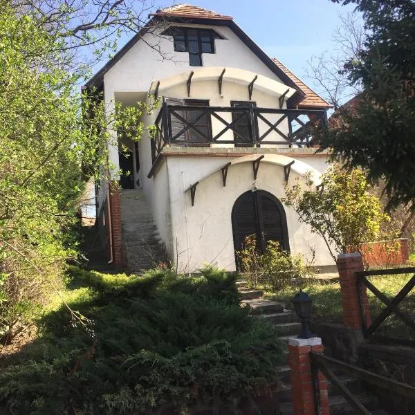 Várhegy Vendégház, hotel in Buzsák