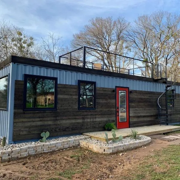 The Hacienda Beautiful New Container Home 12 min to Magnolia, hótel í West