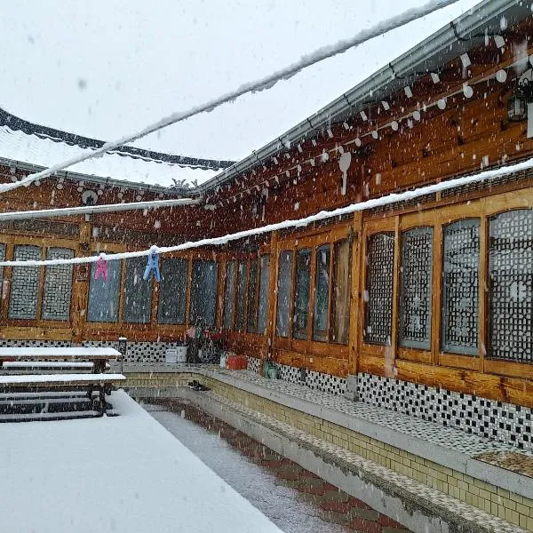 안동한옥 Shine Wolyeong, hotel v destinaci Andong