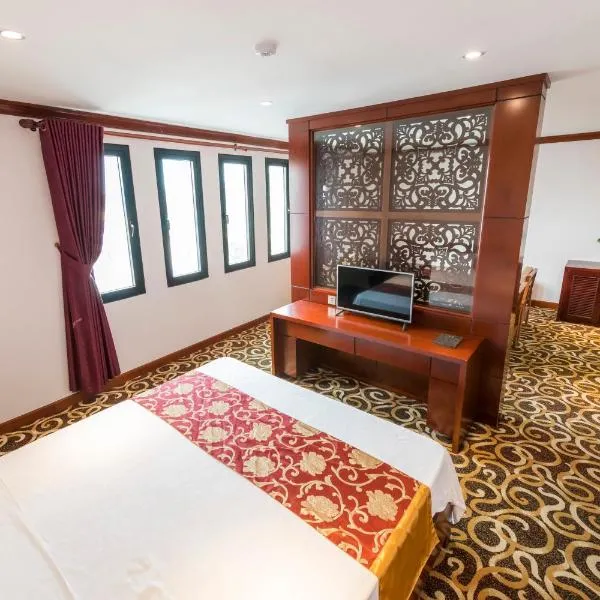 HOANG TRUNG HOTEL, hotell i Quang Ninh