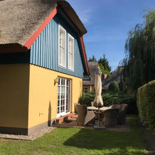 "Lotsenhaus" by Ferienhaus Strandgut, hotel in Born