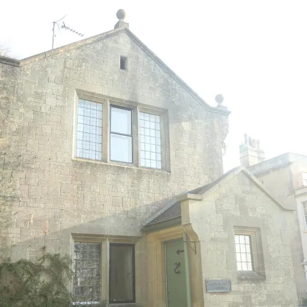 Entire Victorian Lodge in a privately gated estate with secure parking for two cars and a newly refurbished bathroom, hotel en Bath