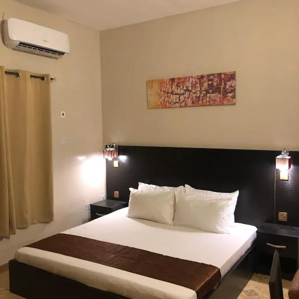 Posh Apartments Business Hotel، فندق في Ikotun