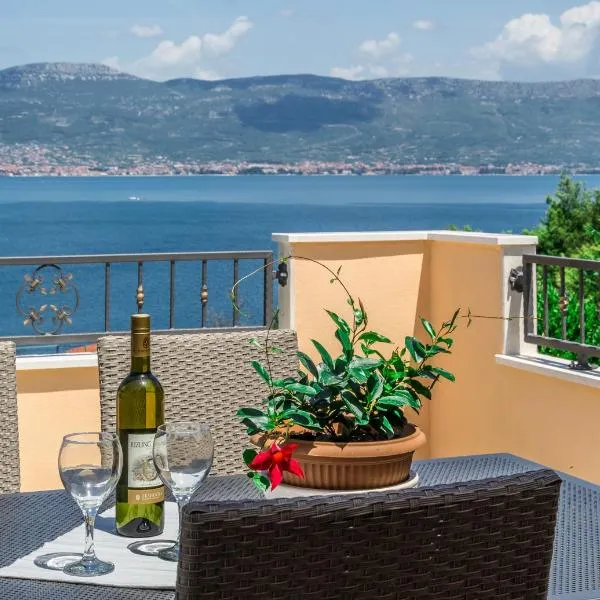 Apartment Leut with spacious terrace and sea view, hôtel à Slatine