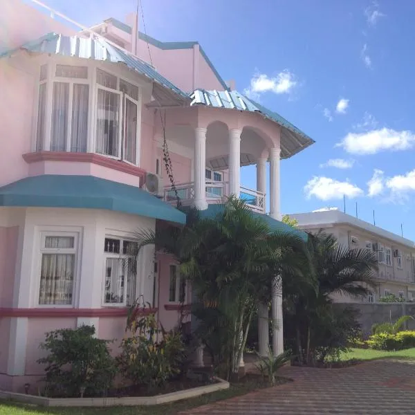 Fayruz Villa is a 3 bedroom, 3 bathroom detached house with AC and swimming pool 5 minutes walk from Flic en Flac public beach, hotel v destinaci Flic-en-Flac