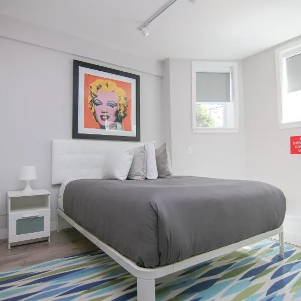 Stylish Studio in Brookline-5min train to Boston.. #2, hotelli kohteessa Brookline