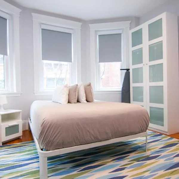A Stylish Stay w/ a Queen Bed, Heated Floors.. #14 – hotel w mieście Brookline