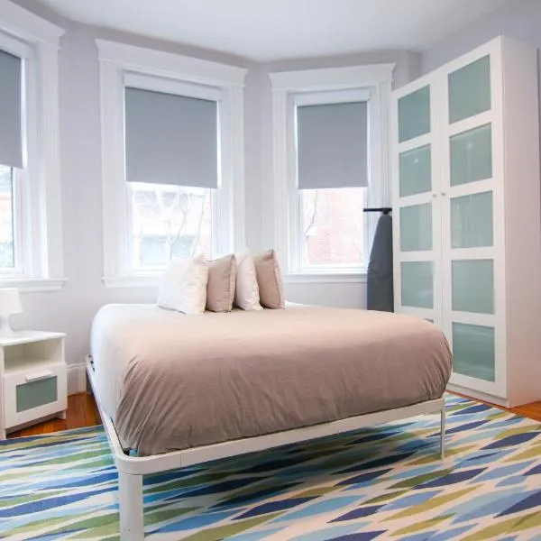 A Stylish Stay w/ a Queen Bed, Heated Floors.. #34, hôtel à Brookline