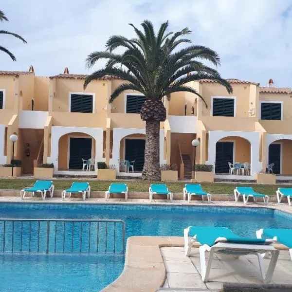 Apartamentos Costa Menorca، فندق في كالا إن بوش