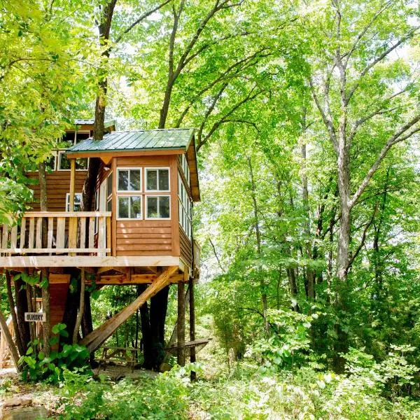 The Cottage Treehouses، فندق في New Florence