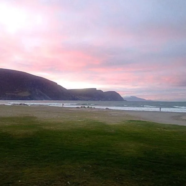 Cosy Keel Cottage, hotelli kohteessa Slievemore