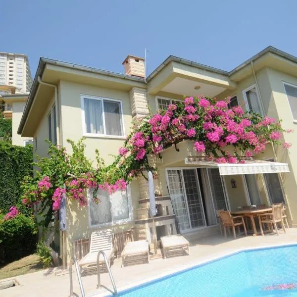 Gold City Private Pool Villa 3+1 with Free AquaPark, hotel Alanyában